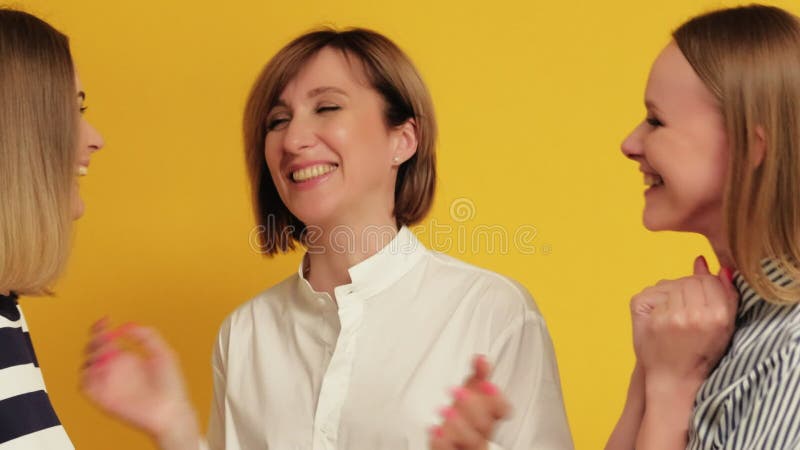 Rapporto familiare assistenza madre figlie video d archivio