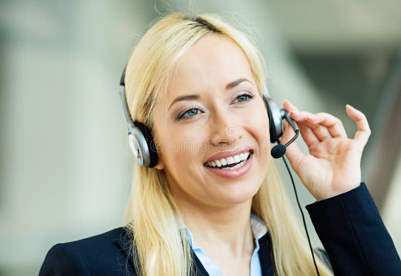 Rappresentante femminile di servizio di assistenza al cliente sul dispositivo mani libere fotografia stock libera da diritti Rappresentante femminile di servizio di assistenza al cliente sul dispositivo mani libere fotografia stock libera da diritti