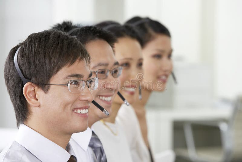 Rappresentanti di servizio di assistenza al cliente in ufficio immagini stock Rappresentanti di servizio di assistenza al cliente in ufficio immagini stock