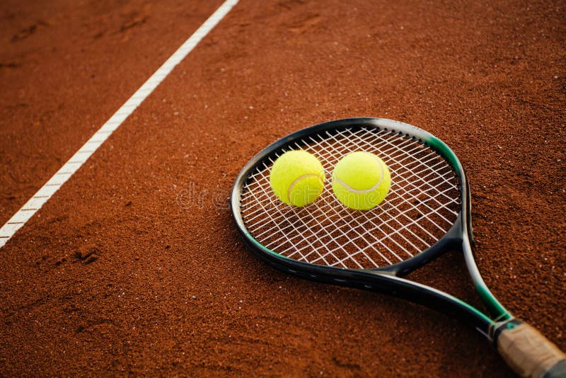 Raqueta de tenis con las bolas fotografía de archivo Raqueta de tenis con las bolas fotografía de archivo