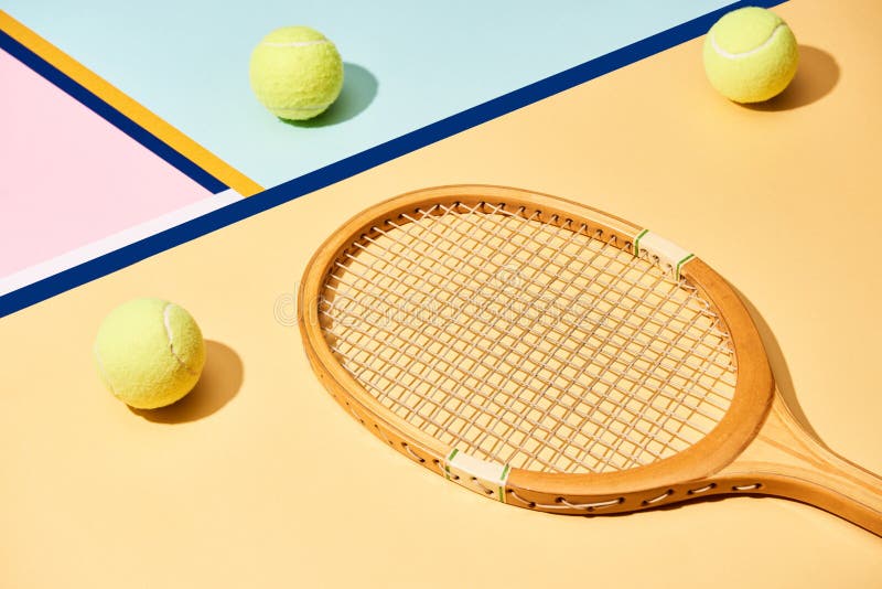 Jogo de tênis. bolas de tênis e raquetes no fundo.
