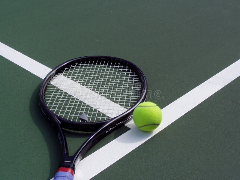 Raquette et bille de tennis sur un court de tennis photo libre de droits Raquette et bille de tennis sur un court de tennis photo libre de droits