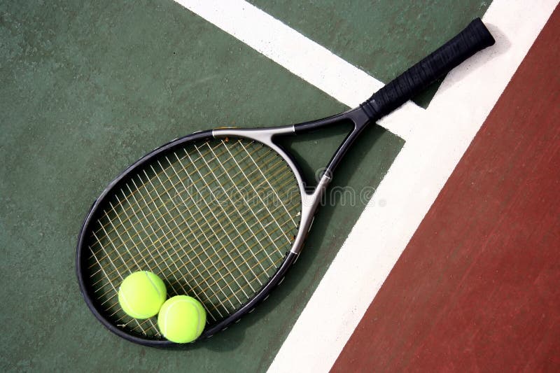 Raquette et billes de tennis photo stock Raquette et billes de tennis photo stock
