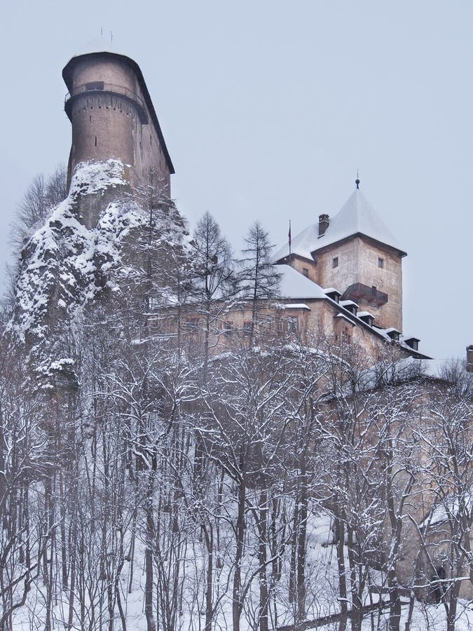 Vzácny výhľad na Oravský hrad v zime