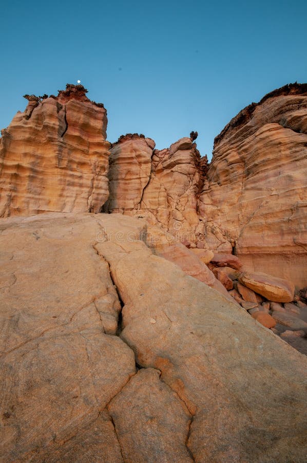 Ras aljinz praia montanhas oman imagem de stock