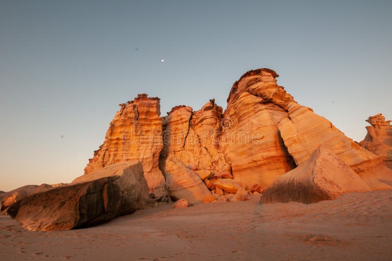 Ras aljinz praia montanhas oman foto de stock