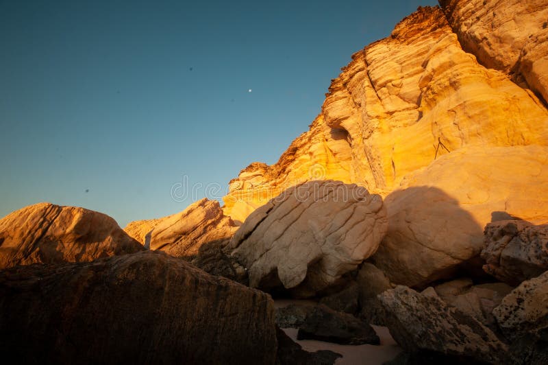 Ras aljinz praia montanhas oman fotos de stock royalty free