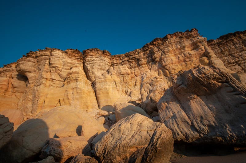 Ras aljinz praia montanhas oman foto de stock