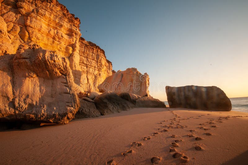 Ras aljinz praia montanhas oman imagens de stock