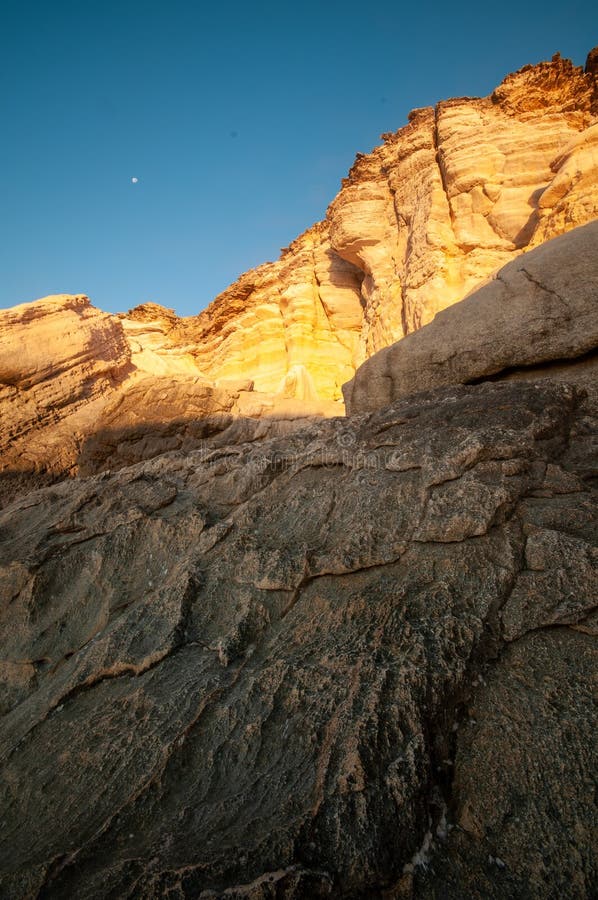 Ras aljinz praia montanhas oman foto de stock royalty free