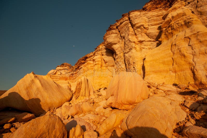 Ras aljinz praia montanhas oman imagens de stock