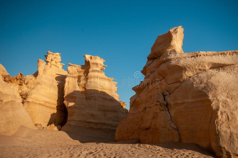 Ras aljinz praia montanhas oman fotos de stock