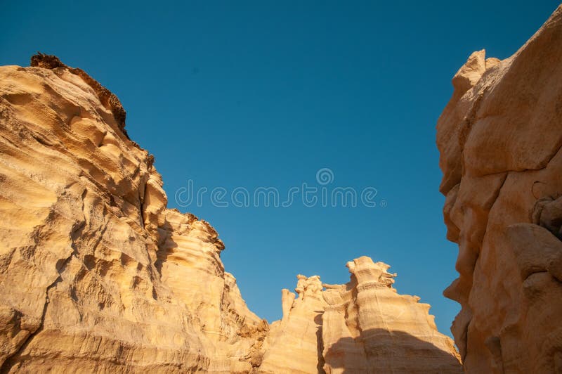 Ras aljinz praia montanhas oman foto de stock