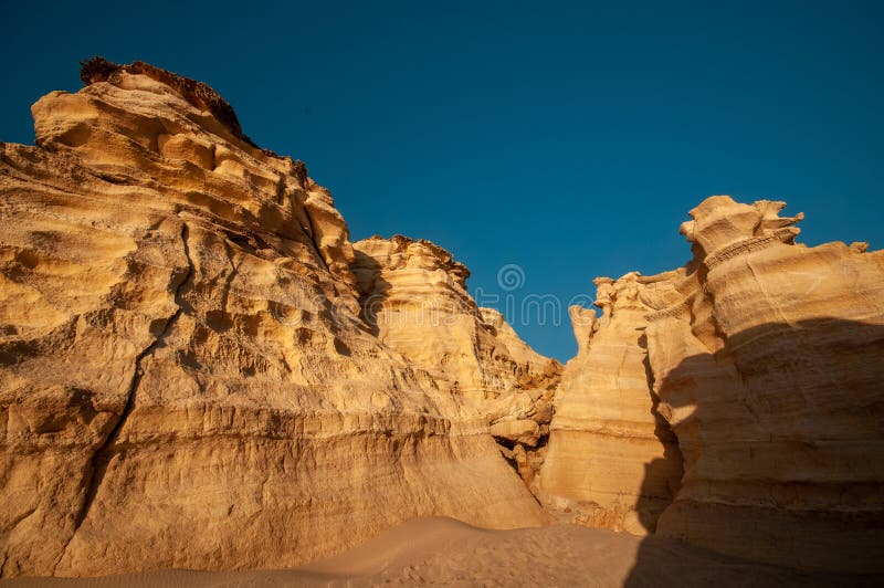 Ras aljinz praia montanhas oman imagens de stock