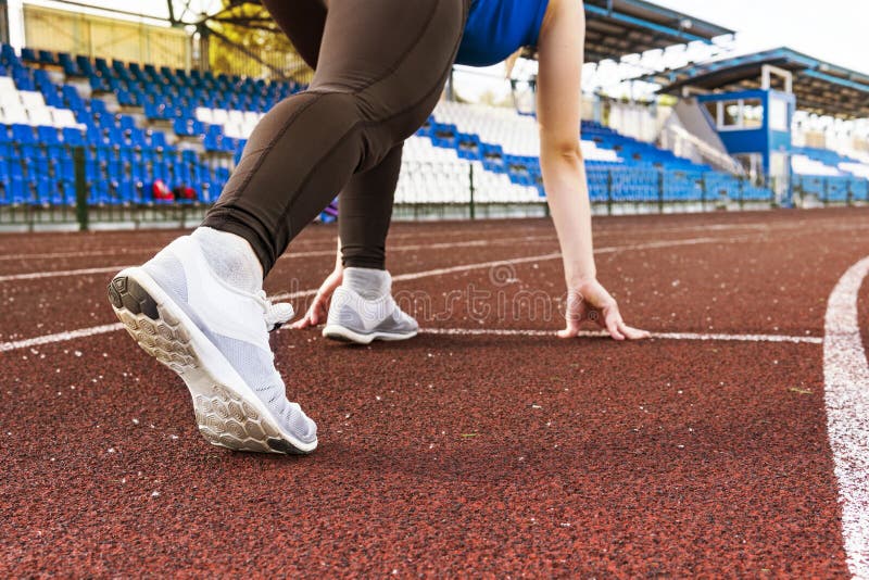 Ras Geschikte en zekere vrouw in beginnende positie klaar voor het lopen Vrouwelijke atleet ongeveer om te beginnen het jonge age royalty-vrije stock afbeelding Ras Geschikte en zekere vrouw in beginnende positie klaar voor het lopen Vrouwelijke atleet ongeveer om te beginnen het jonge age royalty-vrije stock afbeelding