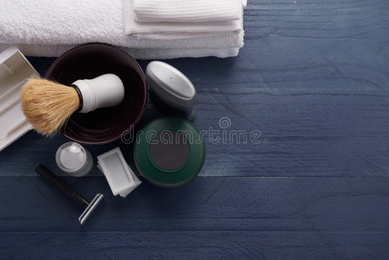 Download Rasage Des Produits Pour Les Hommes Image stock - Image du brins, bathroom: 77152313