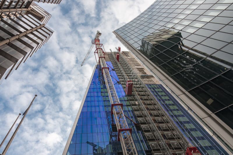 Rascacielos comercial bajo construcción en la ciudad de Londres en th