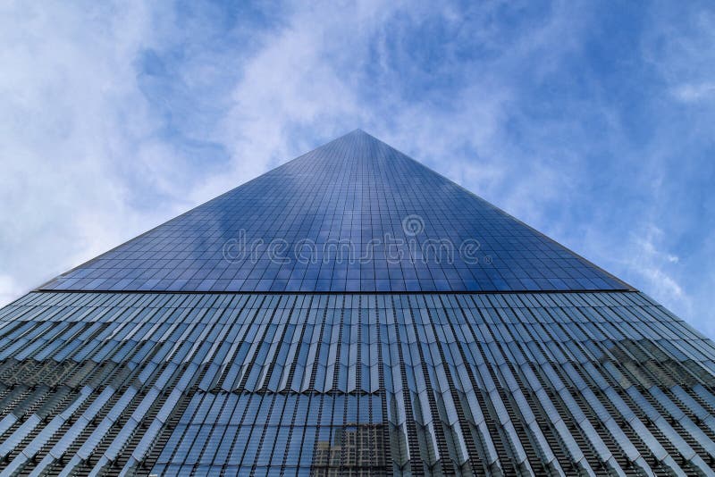 Rascacielos de cristal gigantesco de debajo, Nueva York
