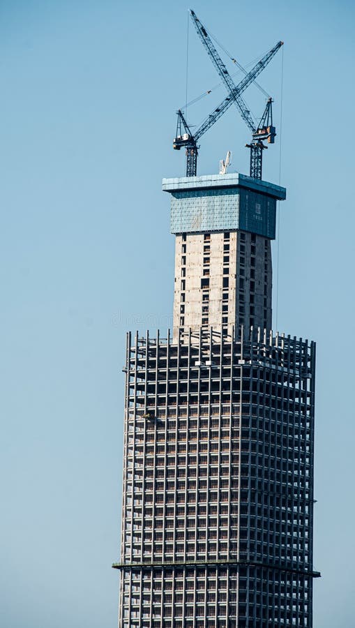 Rascacielos en construcción con grúas arriba imagen de archivo libre de regalías