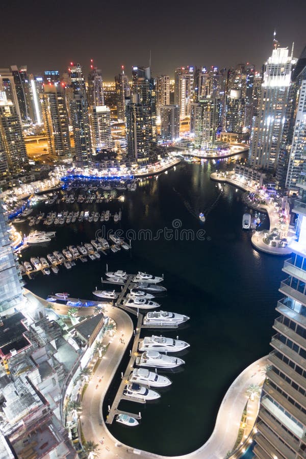 Rascacielos en el puerto deportivo de Dubai, los UAE, imagen del retrato de un destino famoso para el día de fiesta en Asia o el imagen de archivo Rascacielos en el puerto deportivo de Dubai, los UAE, imagen del retrato de un destino famoso para el día de fiesta en Asia o el imagen de archivo
