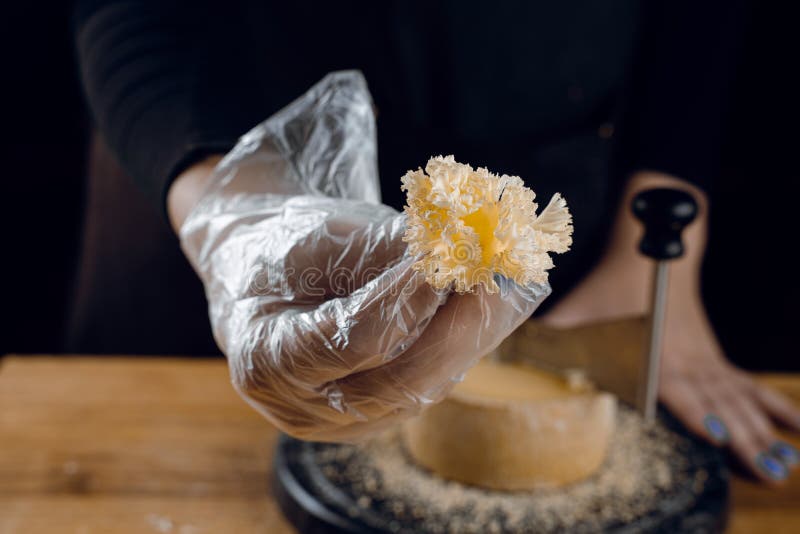 Raser Le Fromage Tete De Moine à L'aide D'un Couteau Girolle. Tête De Moine.  Variété De Fromage Suisse Semi-dur à Base De Lait De Image stock - Image du  rasé, glace: 216584499