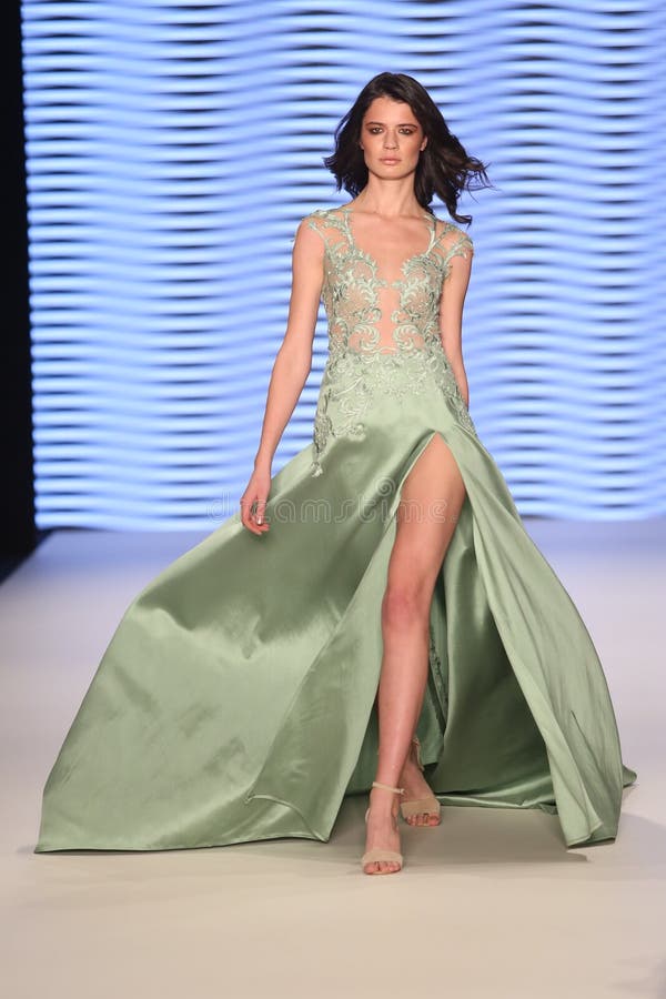 Rasit Bagzibagli sömnadCatwalk i Mercedes-Benz Fashion Week I royaltyfria bilder Rasit Bagzibagli sömnadCatwalk i Mercedes-Benz Fashion Week I royaltyfria bilder
