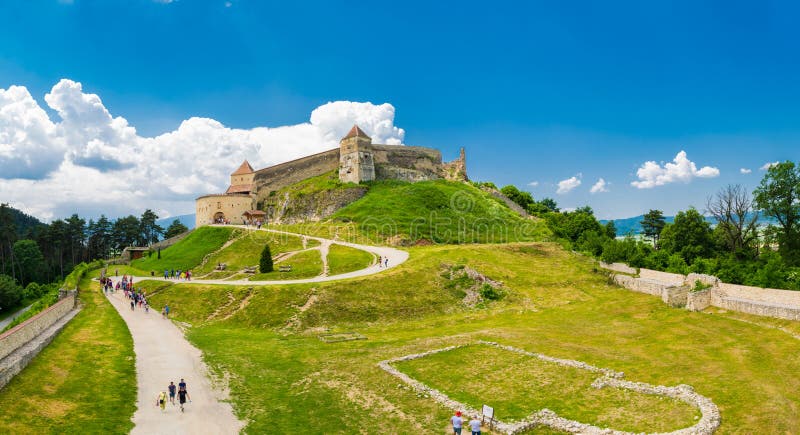 Rasnov, Brasov, Roemenië - 15 juni 2019: Toeristen bezoeken de Rasnov Fort op een mooie dag royalty-vrije stock foto's Rasnov, Brasov, Roemenië - 15 juni 2019: Toeristen bezoeken de Rasnov Fort op een mooie dag royalty-vrije stock foto's