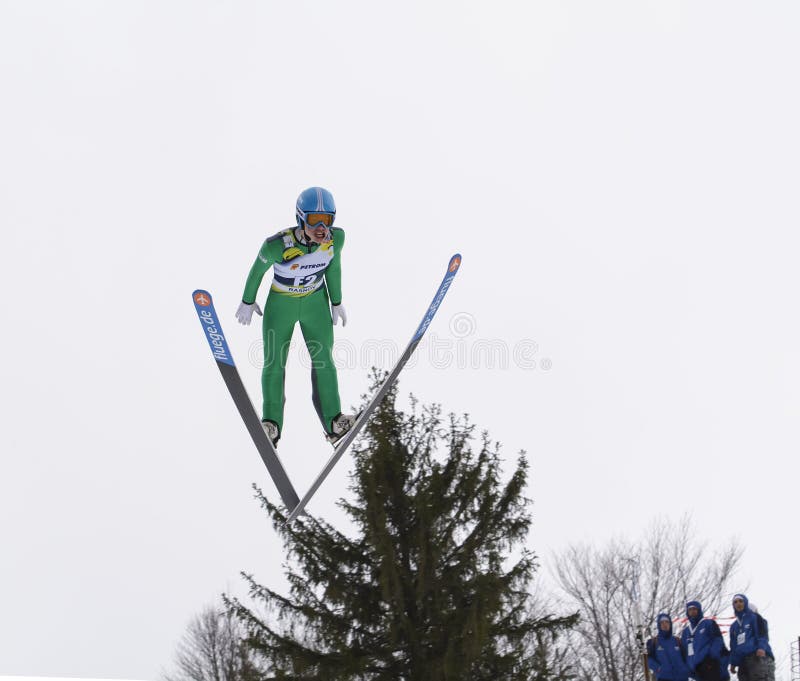 Rasnov, Roumanie - 7 février : Le pullover de ski inconnu concurrence dans le FIS Ski Jumping World Cup Ladies le 7 février 2015 photo stock Rasnov, Roumanie - 7 février : Le pullover de ski inconnu concurrence dans le FIS Ski Jumping World Cup Ladies le 7 février 2015 photo stock