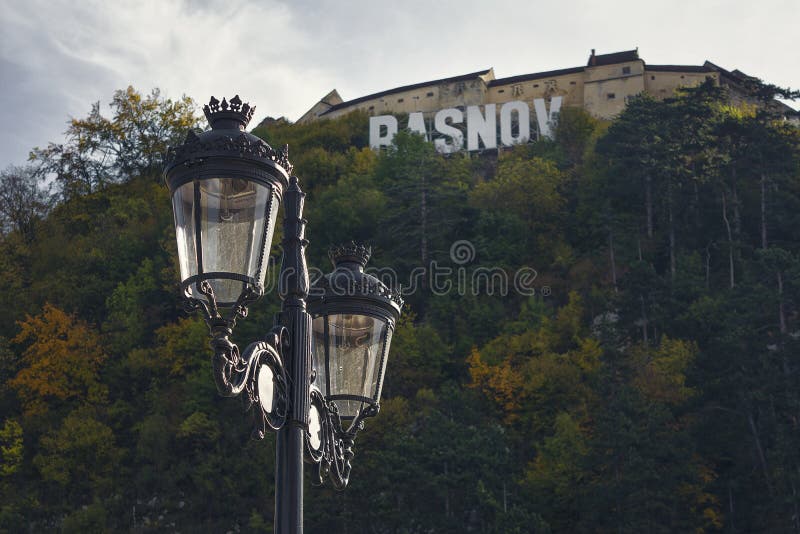 Rasnov, Rumania, fortaleza medieval en la colina, cartel con el nombre de la ciudad en Rasnov, Transilvania imagenes de archivo Rasnov, Rumania, fortaleza medieval en la colina, cartel con el nombre de la ciudad en Rasnov, Transilvania imagenes de archivo
