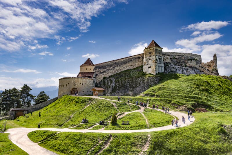 Rasnov, Rumänien - Mai 2017: Breite Ansicht des inneren Hofes der Rasnov-Zitadelle in Brasov-Grafschaft Rumänien lizenzfreies stockbild Rasnov, Rumänien - Mai 2017: Breite Ansicht des inneren Hofes der Rasnov-Zitadelle in Brasov-Grafschaft Rumänien lizenzfreies stockbild