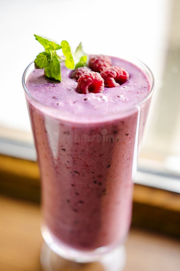 Saludable frambuesa, menta kéfir en vaso.