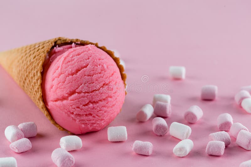 Raspberry marshmallow παγωτό σε κώνους βάφλας στοκ φωτογραφία με δικαίωμα ελεύθερης χρήσης