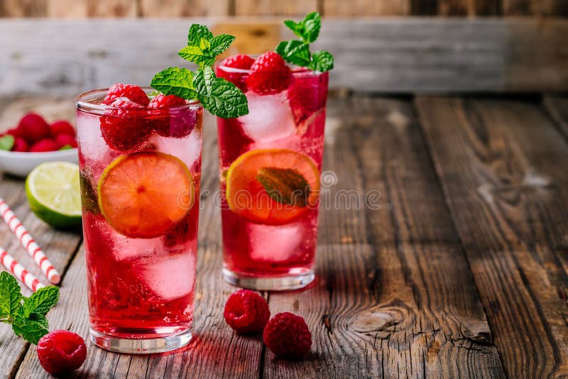 Mojito and Lemonade summer cold drink in a plastic glass with a straw.  Coctail with mint, lemon, lime and ice. Serve at the bar. Beverage closeup  Stock Photo - Alamy