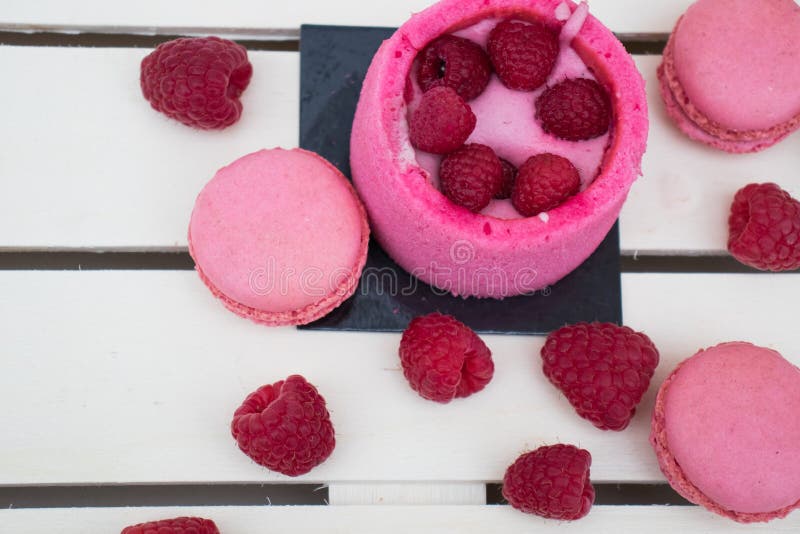 Rasperry Charlotte, macarons, baies de framboise images stock Rasperry Charlotte, macarons, baies de framboise images stock