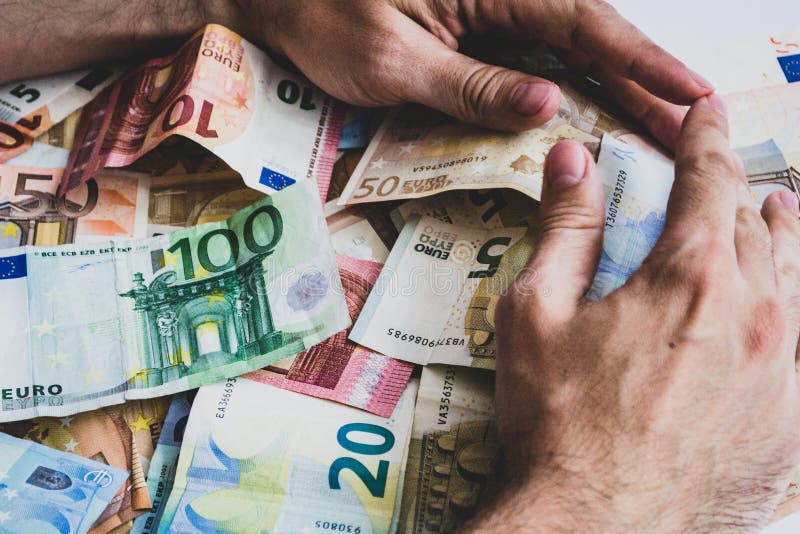Rassemblement des piles d'euro billets de banque de valeur différente image libre de droits Rassemblement des piles d'euro billets de banque de valeur différente image libre de droits