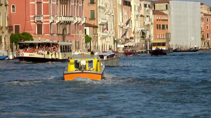 Rastreo estabilizado largo de una ambulancia de agua en el gran canal venice italia