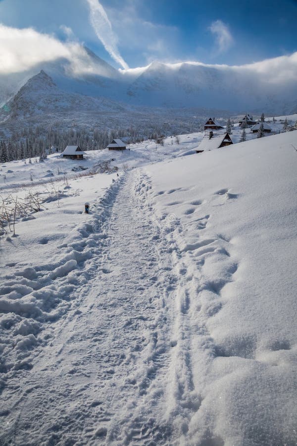 Rastro del invierno a las montañas calientes de los inTatras de un refugio imágenes de archivo libres de regalías Rastro del invierno a las montañas calientes de los inTatras de un refugio imágenes de archivo libres de regalías