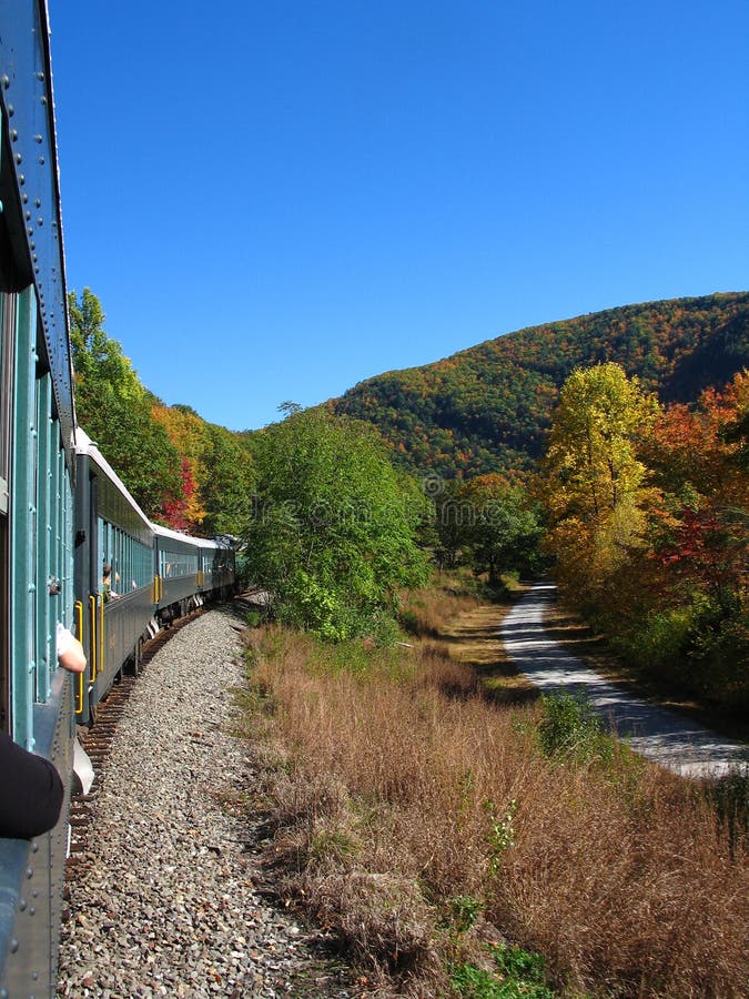 Rastro del tren del otoño imagen de archivo Rastro del tren del otoño imagen de archivo