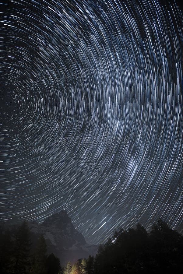 Rastros de la estrella sobre Cervino foto de archivo Rastros de la estrella sobre Cervino foto de archivo