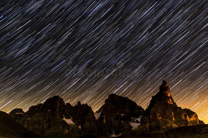 Rastros de la estrella sobre Pale di StMartino fotos de archivo libres de regalías Rastros de la estrella sobre Pale di StMartino fotos de archivo libres de regalías