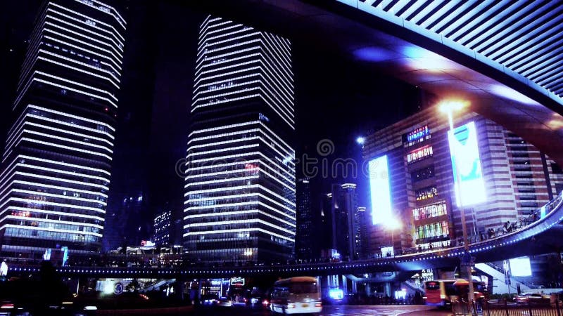 Rastros de la luz del lapso de tiempo de coches debajo del paso superior y del rascacielos, Shangai, China