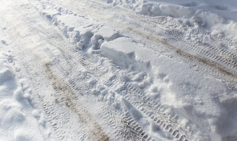 Rastros de un coche en la nieve en invierno imagen de archivo Rastros de un coche en la nieve en invierno imagen de archivo