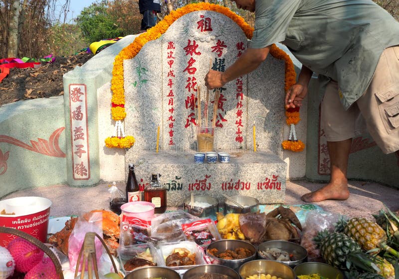 Ratchaburi , Thailand - April 05,2018 : Thai people praying Ancestor Worshipping with Sacrificial offering in the Qingming Festiva stock photos Ratchaburi , Thailand - April 05,2018 : Thai people praying Ancestor Worshipping with Sacrificial offering in the Qingming Festiva stock photos