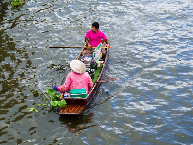 RATCHABURI, THAILAND - JAN 21, 2016 ,Asian woman and men on small boat selling food at Damnoen Saduak floating market royalty free stock images RATCHABURI, THAILAND - JAN 21, 2016 ,Asian woman and men on small boat selling food at Damnoen Saduak floating market royalty free stock images