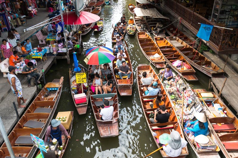 Ratchaburi Thailand - September, 3 2015 : Damnoen Saduak floating market, The famous attractions and the most popular floating stock images Ratchaburi Thailand - September, 3 2015 : Damnoen Saduak floating market, The famous attractions and the most popular floating stock images