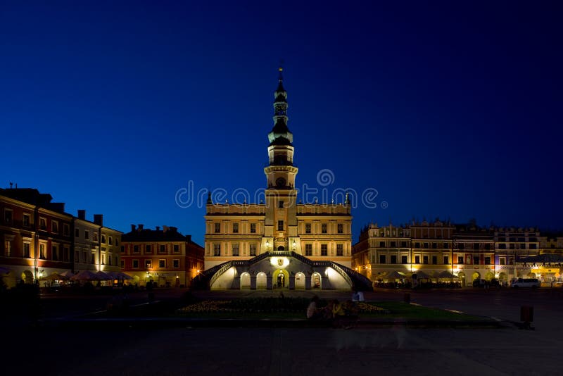 Rathaus an der Nacht, am Hauptplatz u. an x28; Rynek Wielki& x29; , Zamosc, Polen