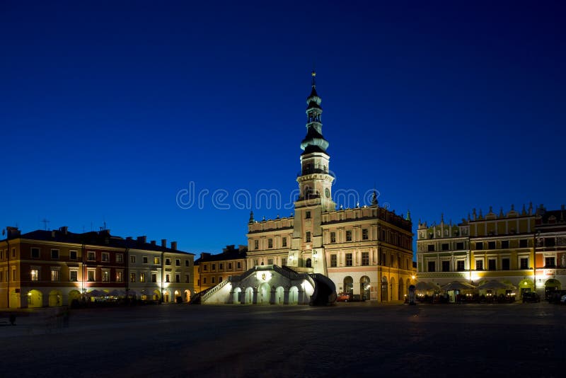 Rathaus nachts, zentralen Platz & # x28;  Rynek Wielki & # x29;  Zamosc, Polen