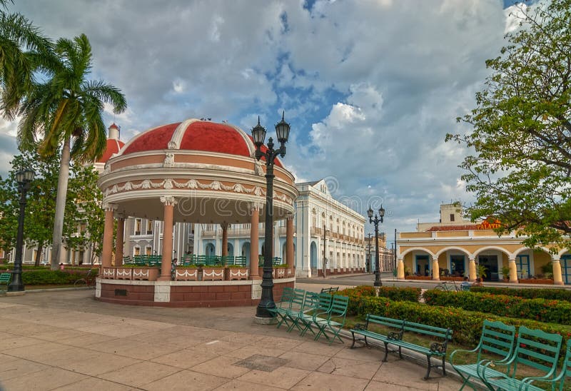 Rathaus von Cienfuegos-Stadt an Jose Marti-Park mit einigen Einheimischen