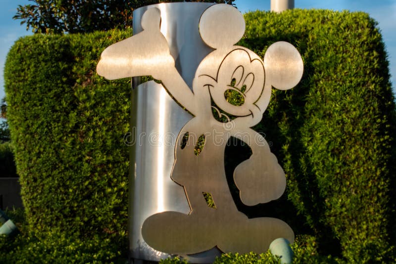 Rato de Mickey feito do metal na área de Walt Disney World imagem de stock Rato de Mickey feito do metal na área de Walt Disney World imagem de stock