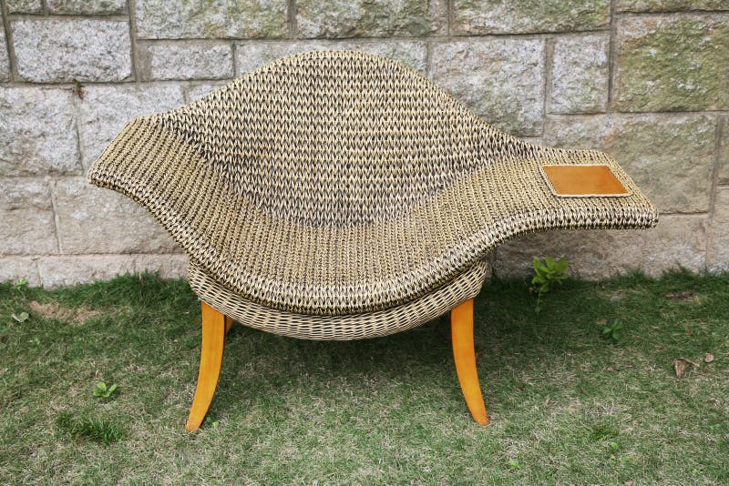 Rattan-Stuhl mit Beistelltisch lizenzfreies stockfoto